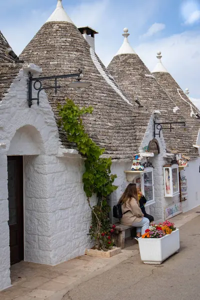 Per le vie di Alberobello, citt metropolitana di Bari, Puglia