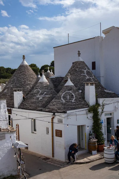 Per le vie di Alberobello, citt metropolitana di Bari, Puglia
