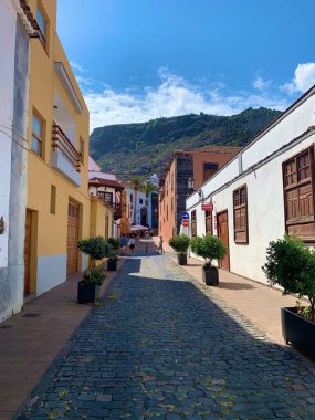 Renkli bir kasabanın caddesi