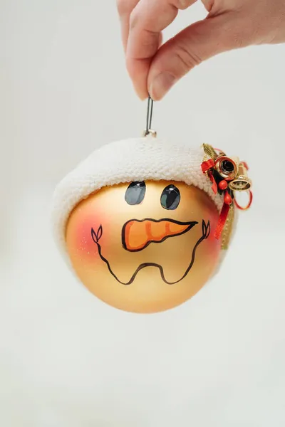 Altın bir kardan adam şeklinde ağaç için Noel süslemesi 