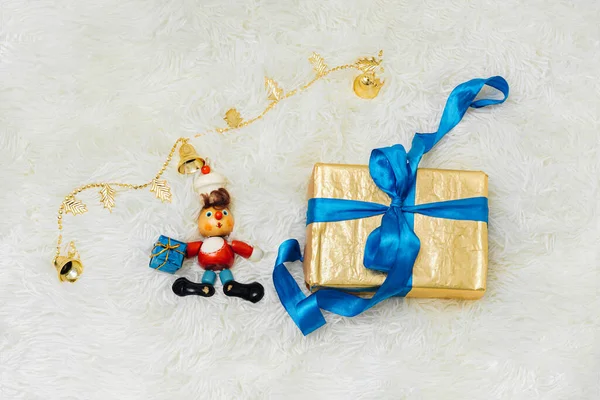 Hediye kutusu ve oyuncaklar Mutlu yıllar 