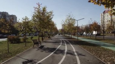 Koşu bandı olan bir ara sokak manzarası. 