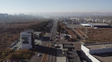 Şehir sabah sislerin içinde bir drone ile filme alındı.