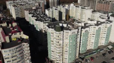 Birçok katlı yerleşim yerleri yüksek bir yerden filme alınmış.