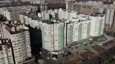 Birçok katlı yerleşim yerleri yüksek bir yerden filme alınmış.
