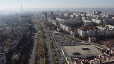 Şehir sabah sislerin içinde bir drone ile filme alındı.