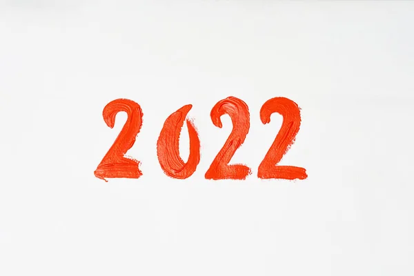 2022 yazıtları kırmızı ile. 