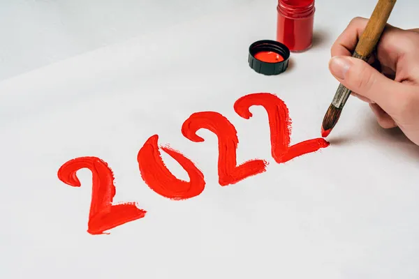 2022 yazısını kırmızı çizim fırçasıyla. 