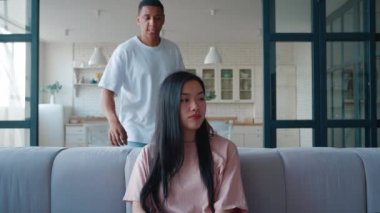 Neşeli, melez, Afrikalı Amerikalı adam sinsice yaklaşıp Asyalı kız arkadaşının gözlerini kapatıyor. Modern, akıllı bir dairede tek başına oturuyor. Onu meraklandırıyor, sarılıyor ve kucaklıyor.