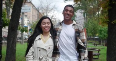 Yakışıklı Afrikalı bir adama aşık genç ve güzel bir çift birbirlerine sarılıyorlar ve romantik buluşmalardan hoşlanıyorlar. Güzel bir günde, parkın meydanında konuşup gülüyorlar.