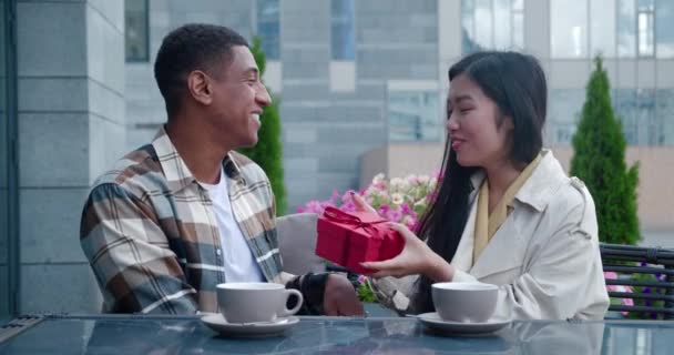성 발렌틴 스, 여성의 날 개념. 아리따운 아시아인 여인 은사 랑많고 자상 한 남자 친구로부터 빨간 활을 묶은 선물 상자를 받고 기뻐 한다. 연애하는 매혹적 인 남녀 — 비디오
