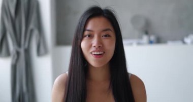 Asyalı kadının kameraya bakıp küvette 