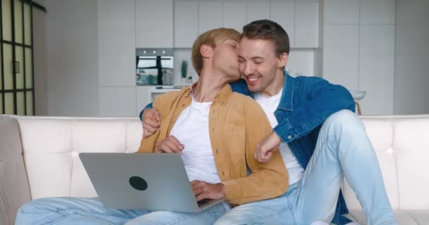 Overblij mannelijk gay paar op zoek naar laptop scherm vreugde online wedden winnen, loterij overwinning. Opgewonden twee LGBTQ mannen winnaar zich euforisch het ontvangen van aangename e-mail bericht op de computer, thuis — Stockvideo