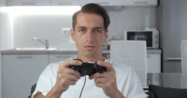 Joystick 'li adam aktif olarak koltuk kaybetme konsolunda oyun oynuyor. Kötü Duygular. Kaybediyorum. Evde Konsol Oyunları Oynanıyor.