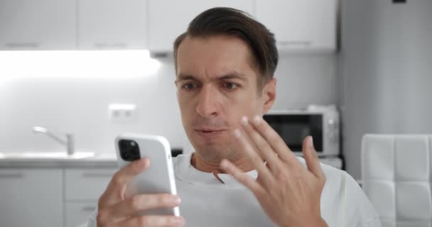 En colère troublé homme stressé ayant problème tout en utilisant un smartphone à la maison — Video