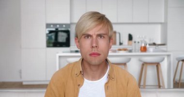 Şok olmuş adam kameraya bakıyor. Sarışın erkek kameraya bakar ve korkunç haberden korkar. Evde, kanepede otururken ağzını korkuyla kapatır.