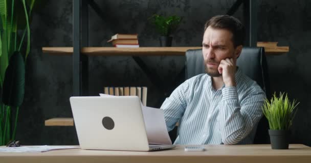 Shocked male entrepreneur upset with a bad deal, looking at laptop screen, reaction on crisis. Unpleasantly surprised businessman by the bad email seen on computer while working at office. — Stock Video