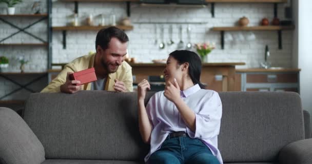 Amado marido homem fazendo surpresa dando um presente para sua esposa em casa — Vídeo de Stock