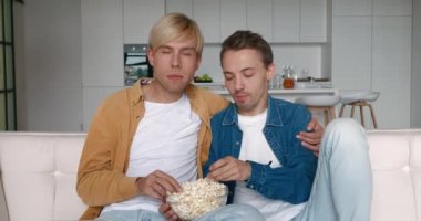TV 'de korku filmi izleyen iki LGBTQ adamı ve Home' da patlamış mısır yiyen. Korku sahnesi onları şoke etti.