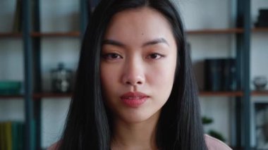 Modern ofis geçmişine bakan güzel Asyalı kız, bayan ve genç kadının yakın plan, kendinden emin yüz portresi.