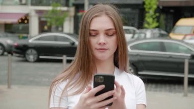 Açık havada Smartphone kullanarak çekici genç kadın.