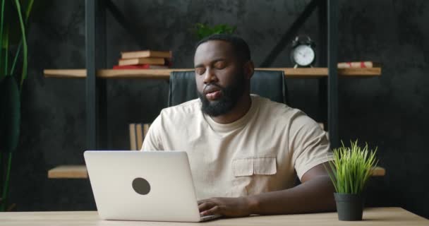 Megdöbbent afrikai férfi vállalkozó ideges a rossz üzlet, nézi laptop képernyőn, reakció a krízis. Kellemetlenül meglepett üzletember a rossz e-mail látható a számítógépen, miközben dolgozik az irodában. — Stock videók