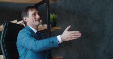 Ofis toplantısında iki olgun Kafkas iş adamı tokalaşıyor. Modern ofiste takım elbiseli iki profesyonel yönetici el sıkışıyor.