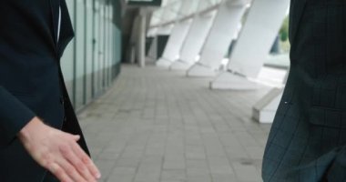 Resmi takım elbiseli iki girişimci iş merkezinde el sıkışıyorlar. Erkek iş adamları buluşuyor. Başarılı anlaşma kavramı.