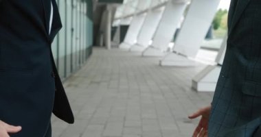 Buluşurken iki iş ortağı tokalaşıyor. Anlaşma yapan iki başarılı iş adamının el sıkışması. Yavaş çekim, tanınmayan kişi.