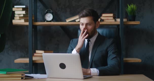 Choqué entrepreneur homme africain bouleversé par une mauvaise affaire, en regardant l'écran d'ordinateur portable, réaction à la crise. Homme d'affaires désagréablement surpris par le mauvais e-mail vu sur l'ordinateur tout en travaillant au bureau. — Video