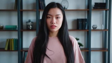 Modern ofis geçmişine bakan güzel Asyalı kız, bayan ve genç kadının yakın plan, kendinden emin yüz portresi.