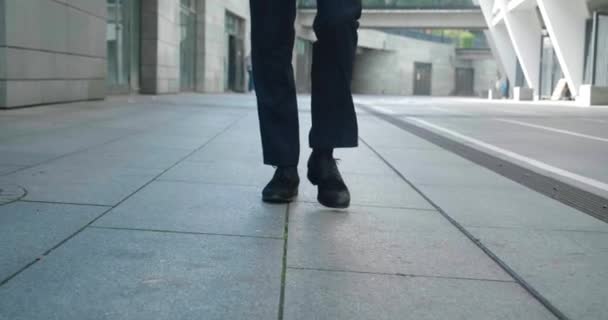 Front view of businessman feet in black shoes and formal clothes walking outdoors, making steps, commuting to work, steadicam shot. — Vídeo de Stock