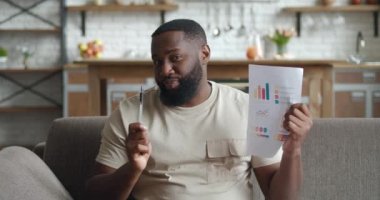 Afrikalı öğretmen çevrimiçi öğrencisine video konferansında işlerinin nasıl yürüdüğünü anlatıyor. Coronavirus tecrit altındayken online video teknolojisi öğretiyor. Evden işe gidip gelme ve çevrimiçi öğrenme.