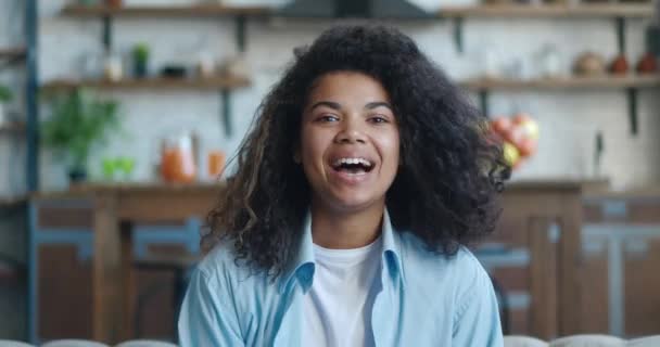 POV sorrindo afro-americano jovem mulher vlogger olhar para câmera conversa fazer vídeo ao vivo chamada de conferência chat online, gravação blog vlog sentar no sofá em casa, webcam view, vídeo chat concept — Vídeo de Stock