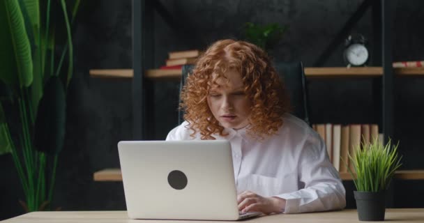 Zszokowana bizneswoman zdenerwowana złą umową, patrząc na ekran laptopa, reakcję na kryzys. Nieprzyjemnie zaskoczona studentka przez złego e-maila widzianego na komputerze podczas pracy w biurze. — Wideo stockowe
