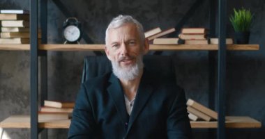 Olgun sakallı iş adamı video çağrısı kullanarak online danışmanlık sağlıyor. İş görüntülü konuşma. Webcam pov kıdemli adam kamerayla konuşuyor, video konferans yoluyla uzaktan danışma
