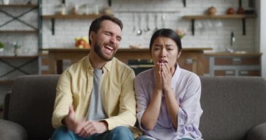 Hüsrana uğramış genç çift, evde kanepede otururken kötü haber mi, kayıp mı?