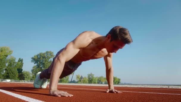 Knappe atleet Push-Up Street Workout Cross Fitness. Sportman Training Push Ups Buiten — Stockvideo