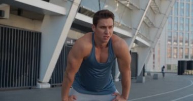 Atletik sporcu, stadyumda koştuktan sonra dinleniyor..