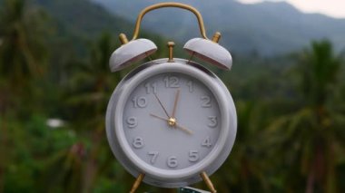 Yeşil doğa arka planında klasik çalar saat. Zaman kavramı