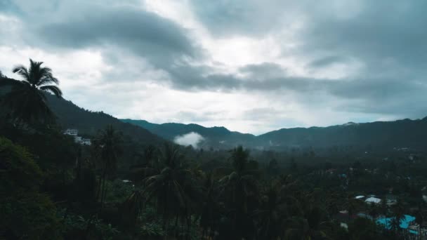 Selva tropical con nubes que se mueven en el lapso de tiempo. Nubes de lluvia en las montañas en los trópicos de la isla en Ko Samui, Tailandia. Timelapse 4K. Paisaje verde. — Vídeos de Stock