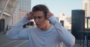 Kendine güvenen sporcu atletinin portresi kulaklık takar, antrenmandan sonra müzik dinlemeyi sever, sabahları stadyumda ayakta durur. Spor motivasyonu