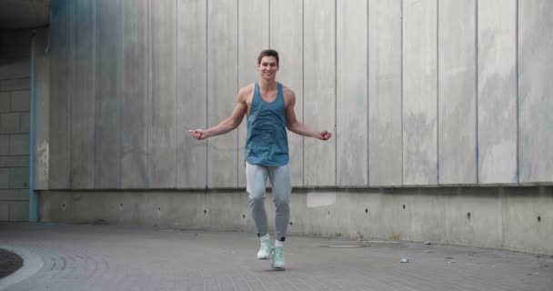 Αθλητική shirtless άνθρωπος προπόνηση άλμα άσκηση για την παρακάμπτοντας σχοινί στην προπόνηση. Αθλητικός άνθρωπος πηδάει με σχοινάκι. Νεαρός άνδρας εκπαίδευση καρδιο ασκήσεις — Αρχείο Βίντεο