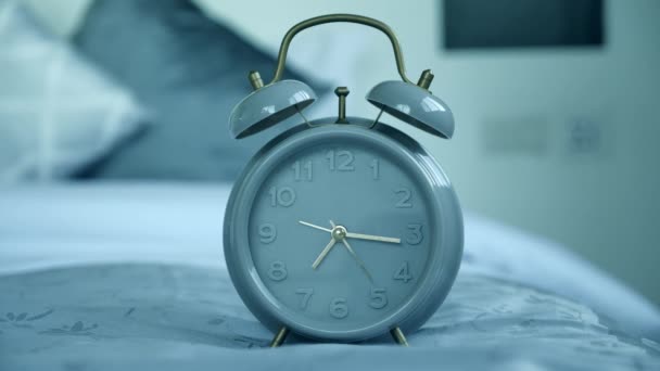 Primer plano reloj despertador vintage en una cama en el dormitorio en casa por la mañana. Concepto de tiempo. Período de tiempo — Vídeo de stock