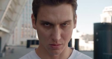 Sabah stadyumdaki kameraya bakan kendinden emin bir sporcunun portresi. Yakın plan, atlet açık hava koşucusu. Spor motivasyonu 