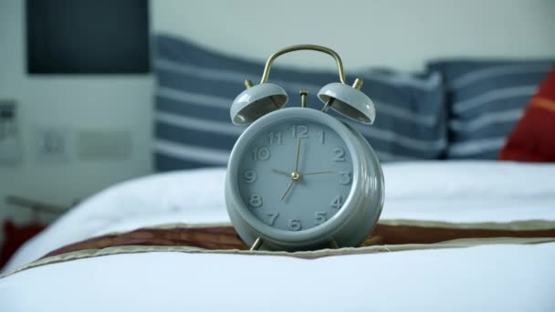 Primer plano reloj despertador vintage en una cama en el dormitorio en casa por la mañana. Concepto de tiempo. Período de tiempo — Vídeo de stock
