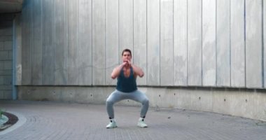 Genç atletik adamın atlama egzersizleri yapması, tek başına spor çalışması. Açık havada egzersiz.. 