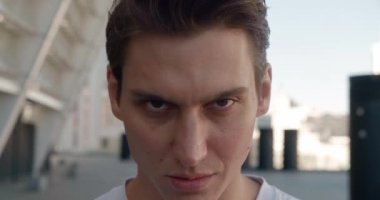 Genç bir sporcunun yüzü. Dört gözle bekliyor. Spor motivasyonu.