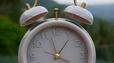 Kulaklık takan genç ve güzel bir kadının portresi spor eğitiminden sonra dinleniyor, dışarıda dikiliyor. Spor giyim bölümündeki esmer fitness kızı stadyumdaki kameraya bakıyor..