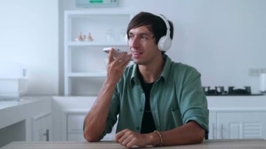 Evdeki akıllı telefondan sesli mesaj gönderen adam